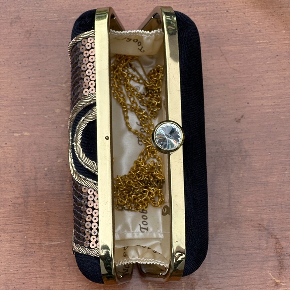 BLACK CLUTCH PURSE WITH CROSSBODY CHAIN - Picture 4 of 4